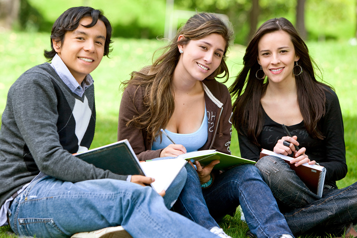photodune-430148-college-or-university-students-m